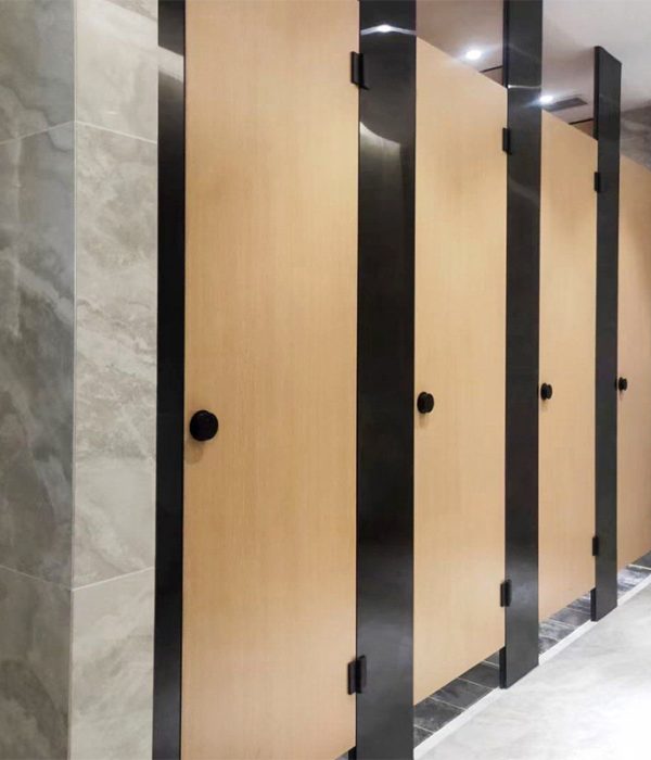 Cabines sanitaires modernes avec portes finition bois